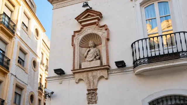 Busto del rey don Pedro en su hornacina, en una esquina del centro de Sevilla junto a la calle Candilejo