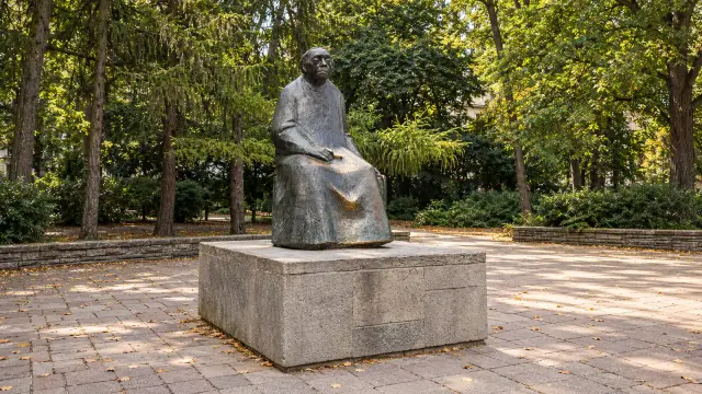 Escultura de bronce de Käthe Kollwitz sentada en la Kollwitzplatz, en el barrio berlinés de Prenzlauer Berg
