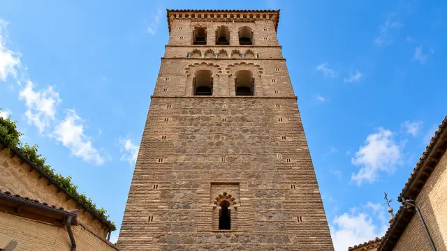 Torre mudéjar de ladrillo de la iglesia de Santo Tomé, en Toledo, donde está El entierro del conde de Orgaz